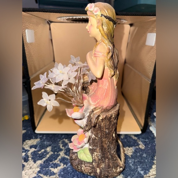 Beautiful girl with led glowing flowers - Picture 7 of 10